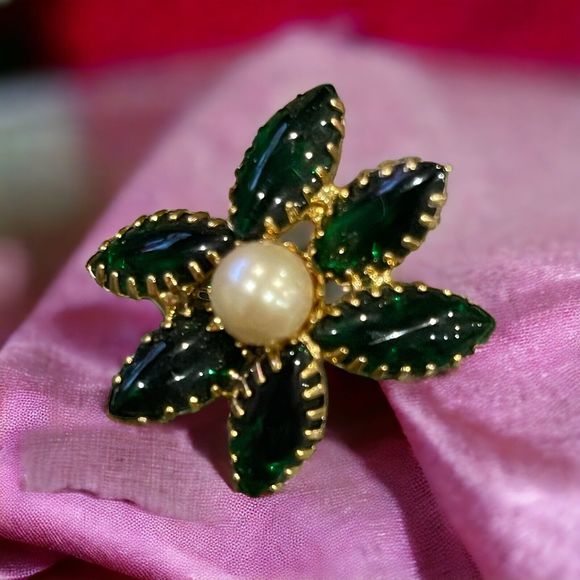 Vintage Green Glass Navette Rhinestone Faux Pearl Flower Pin Brooch Gold Tone - Picture 1 of 6